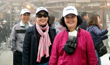 Lý do công ty tour thường tặng mũ, gối tựa đầu cho khách