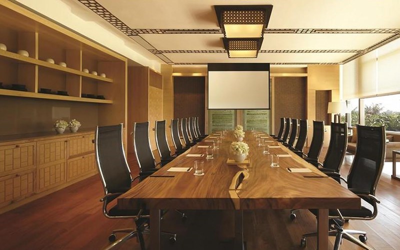 Phong hop tone nau tram ben trong khach san Hyatt Regency DN