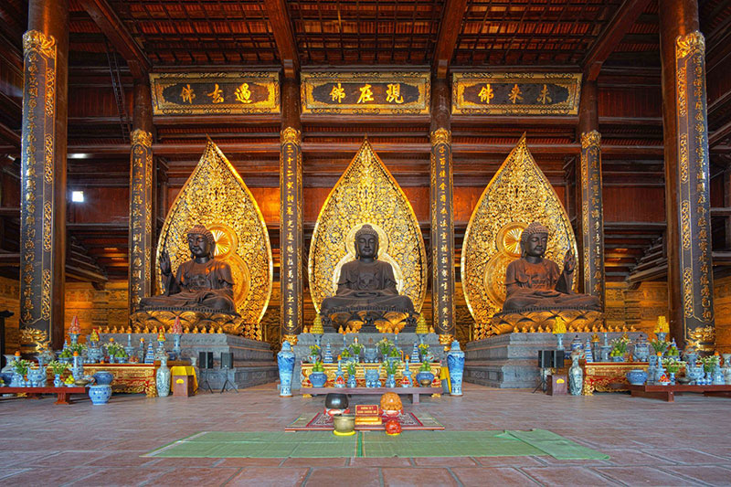 Nhiều gia đình và đoàn khách lớn thường lên kế hoạch trước để chuyến du lịch tâm linh tháng 1 diễn ra suôn sẻ.