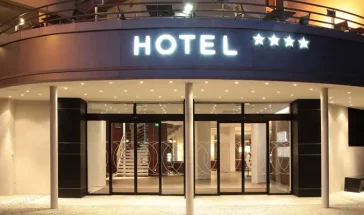 Khách sạn kiếm thêm doanh thu từ bán vé du lịch như thế nào?